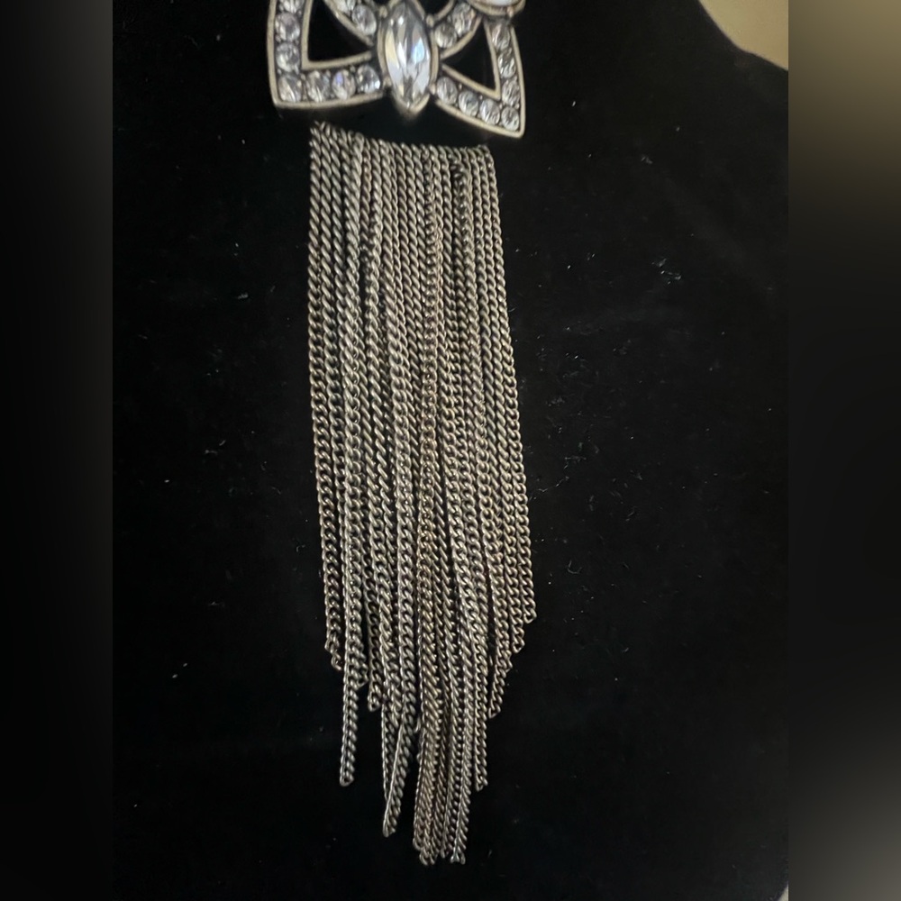 Chic Gold Art Deco Necklace with Floral Pendant and Tassels - Picture 8 of 9